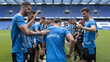 La plantilla del Deportivo, recibiendo a Carlos Doncel, el &uacute;ltimo fichaje.