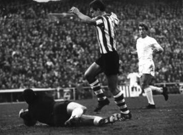 Su debut en la Primera División fue el 23 de septiembre de 1962, en el partido ante el Málaga que perdió el Athletic 2-0.