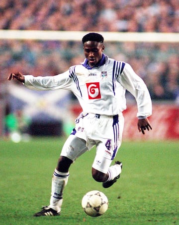Debutó con el Anderlecht el 23 de noviembre de 1994 con 16 años, 2 meses y 25 días.