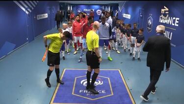 Bravo se encuentra a Mbappé antes del Chile - Francia en el túnel y esto ocurre