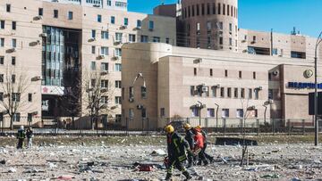 Bomberos y servicios de emergencia en las inmediaciones del edificio civil bombardeado, en una zona residencial, a 26 de febrero de 2022, en Kiev (Ucrania). Un misil ha impactado en este edificio de viviendas de la capital.  El ministro de Salud de Ucrani