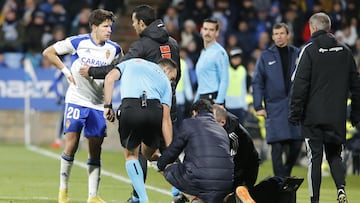 Giuliano se duele de su golpe en la espalda durante el partido frente al Huesca.