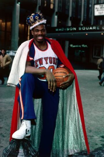 Bernard King de los New York Knicks posa vestido de rey frente el Madison Square en 1984