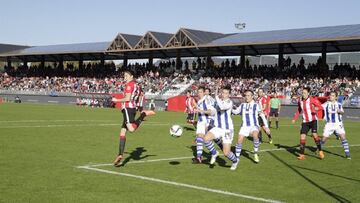Imagen de archivo de un derbi entre los equipos femeninos del Athletic de Bilbao y la Real Sociedad.