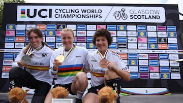 Vera Barón y Alba Riera, en el podio de la final femenina del trial en los Mundiales de Glasgow.