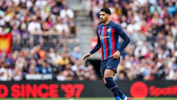 04 Ronald Araujo of FC Barcelona controls the ball during the La Liga match between FC Barcelona and Elche CF at Spotify Camp Nou Stadium in Barcelona, Spain, on September 17th, 2022. (Photo by Xavier Bonilla/NurPhoto via Getty Images)