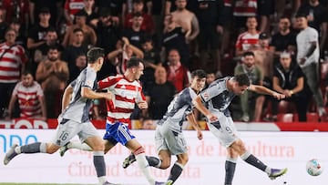 Ekain Orobengoa golpea el balón en el partido contra el Granada en Los Cármenes.