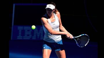 La tenista Garbiñe Muguruza entrena sobre la superficie dura donde se disputará el Abierto de Australia.