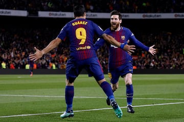 2-1. Messi celebró el segundo gol con Luis Suárez.