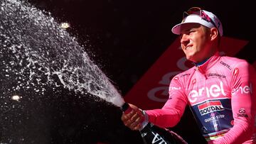 Remco Evenepoel, en el podio de Ortona, con la maglia rosa.