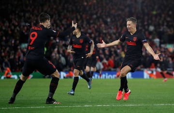 Llorente celebra con Morata un gol al Liverpool.