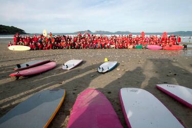 Pap¨¢ Noel llega surfeando un a?o m¨¢s a Pontevedra