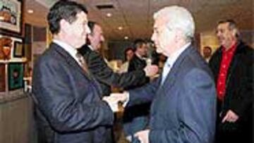 <b>EL ÚNICO SALUDO</B>. Ortí y Roig en el único saludo que se han cruzado desde que empezó la carrera electoral, durante la presentación de la biografía de Kempes.