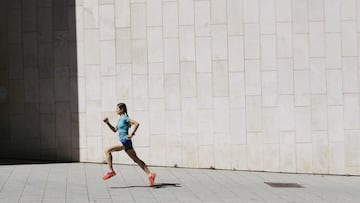 Una mujer corre al aire libre.