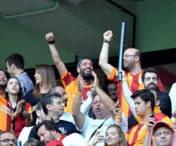 Arda Turan viendo el Galatasaray-Besiktas.