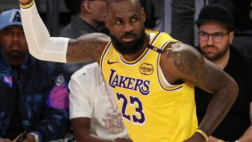 LOS ANGELES (United States), 05/03/2025.- Los Angeles Lakers forward LeBron James celebrates after achieving 50,000 career points during the first half of the NBA basketball game between the New Orleans Pelicans and the Los Angeles Lakers in Los Angeles, California, USA, 04 March 2025. (Baloncesto, Nueva Orleáns) EFE/EPA/ALLISON DINNER SHUTTERSTOCK OUT