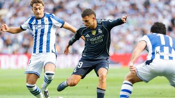 Mikel Goti trata de llegar a un balón que va a golpear Dani Ceballos.