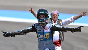 Álex Márquez celebra su victoria en el Gran Premio de España.