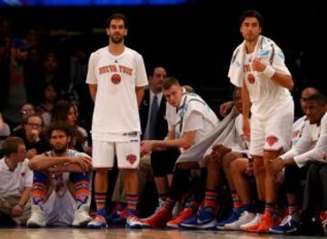 Robin López , José Calderón, Kristaps Porzingis y Sasha Vujacic observan el partido desde el banquillo.