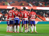 Los jugadores del Granada celebran un gol.
