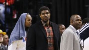 Andrew Bynum (vestido de calle), durante un tiempo muerto en el Pacers-Blazers de esta madrugada. 