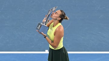 Aryna Sabalenka con el trofeo de Brisbane.