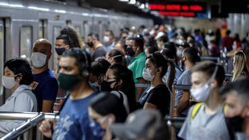 Cientos de pasajeros con tapabocas fueron registrados este miércoles en una estación del metro, en el centro de Sao Paulo (Brasil). EFE/Sebastião Moreira