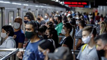 Cientos de pasajeros con tapabocas fueron registrados este mi&eacute;rcoles en una estaci&oacute;n del metro, en el centro de Sao Paulo (Brasil). EFE/Sebasti&atilde;o Moreira