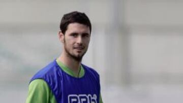 <b>CUENTA ATRÁS. </b>Melli, defensa central del Real Betis, está muy cerca de ser jugador del Tenerife.