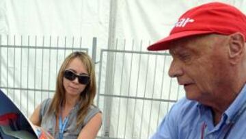 Nikki Lauda firma un autógrafo en el paddock del circuito de Sepang (Malasia)