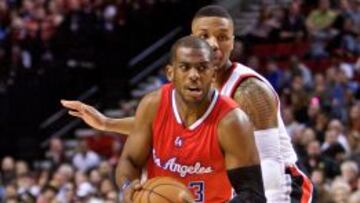 Chris Paul avanza ante la mirada de Damian Lillard.