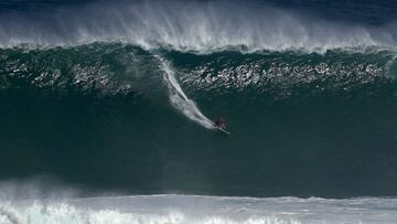Natxo Gonzalez surfeando una ola gigante en Jaws.