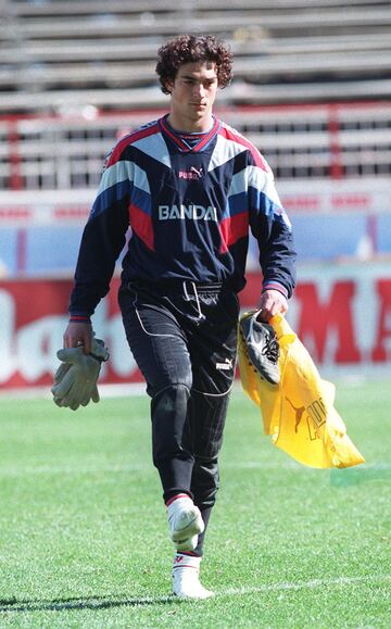 Jug¨® con el Atleti la temporada 1996-97. Defendi¨® la camiseta del Osasuna durante siete temporadas desde 2005 hasta 2013.