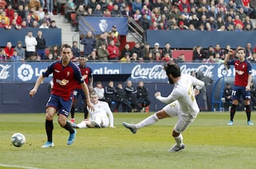 El jugador del Real Madrid, Isco, marca el 1-1 al Osasuna. 
