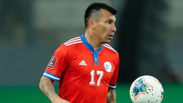 Chile's Gary Medel controls the ball during the South American qualification football match for the FIFA World Cup Qatar 2022 between Peru and Chile at the National Stadium in Lima on October 7, 2021. (Photo by Daniel APUY / POOL / AFP)
