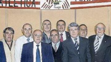 <b>NO PARÓ DE FIRMAR AUTÓGRAFOS Y HACERSE FOTOGRAFÍAS</b>. Cerca de 300 personas estuvieron con el presidente del Atlético en Torrijos (Toledo). El dirigente no paró de firmar autógrafos y hacerse fotografías con los peñistas, que agradecieron su asistencia al acto. Los dirigentes de la peña le entregaron una placa con motivo de su visita y el club también quiso tener un detalle con la peña. Lázaro Albarracín, vicepresidente del área social, también acudió a esta cita. Lázaro siempre está presente en los actos con las peñas. A la cena fueron también varias peñas atléticas de la provincia de Toledo, además de la del Real Madrid de la localidad, invitada al acto.