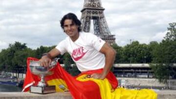 Nadal posa en el centro de Par&iacute;s con el trofeo conseguido en Roland Garros.