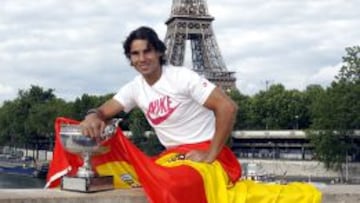 Nadal posa en el centro de Par&iacute;s con el trofeo conseguido en Roland Garros.