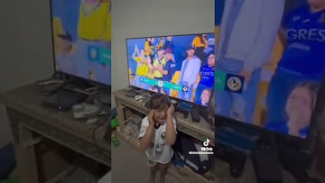 Niña se emociona y llora con el pase de América Femenil a la final