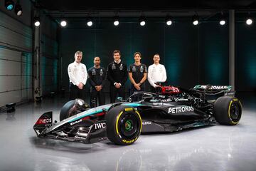 George Russell, Toto Wolff, Lewis Hamilton, James Allison y Hywel Thomas durante la presentación del nuevo Mercedes-AMG PETRONAS F1 Team.