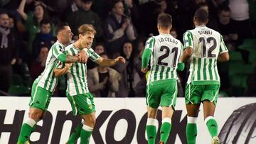 Jugadores del Betis felicitan a Canales por su gol al Olympiacos.