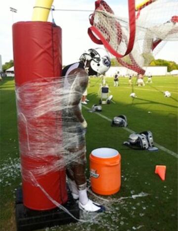 El novato fue 'atado' al 'goalpost' tras el entrenamiento de los Tennessee Titans.