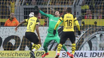 Dortmund (Germany), 13/04/2019.- Dortmund&#039;s goalkeeper Roman Buerki (C) saves the ball during the German Bundesliga soccer match between Borussia Dortmund and FSV Mainz 05 in Dortmund, Germany, 13 April 2019. (Alemania, Rusia) EFE/EPA/FRIEDEMANN VOGE