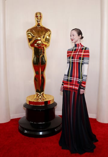 La actriz inglesa Andrea Riseborough a su llegada a la alfombra roja.