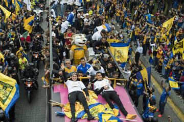 ¡La Macroplaza se pintó de amarillo y azul para recibir a Tigres!
