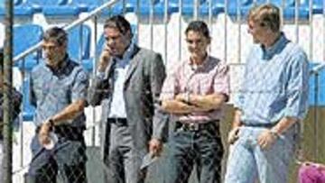 <b>EN LA GRADA</B>. Óscar Sevilla siguió el entrenamiento desde la grada de la Ciudad Deportiva.
