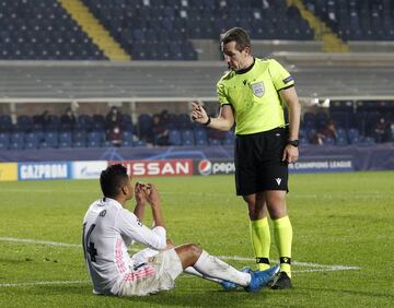 Carlos Casemiro y el árbitro Tobias Stieler.