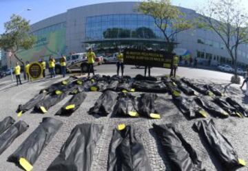 Miembros de Amnistía Internacional (AI) se manifestaron en frente del Comité Olímpico Internacional en Río para pedir justicia tras la muerte de 40 personas, supuestamente por violencia policial, en el mes de mayo.