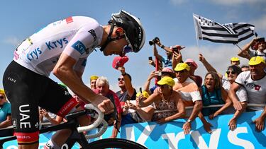 UAE Team Emirates team's Slovenian rider Tadej Pogacar wearing the best young rider's white jersey cycles to the finish line to win the 17th stage of the 109th edition of the Tour de France cycling race, 129,7 km between Saint-Gaudens and Peyragudes, in southwestern France, on July 20, 2022. (Photo by Marco BERTORELLO / AFP)