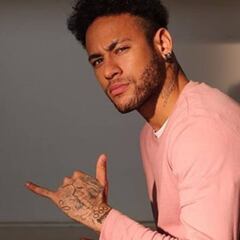 Neymar en su mundo: ya toca el balón, pero por publicidad